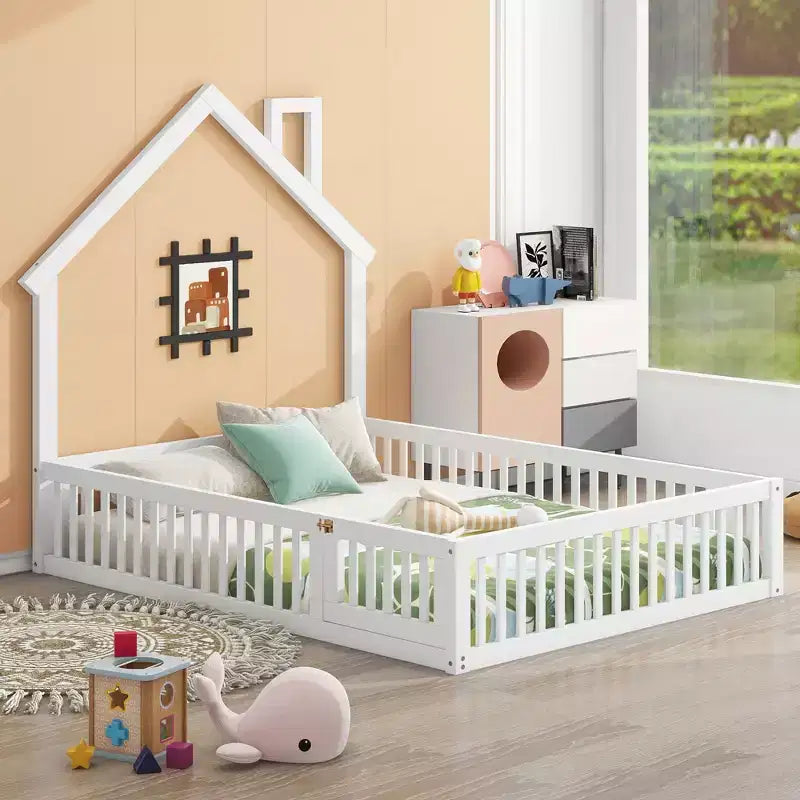 Letto a piattaforma a casetta a grandezza naturale con spondina, in legno massello di pino, per cameretta bambini