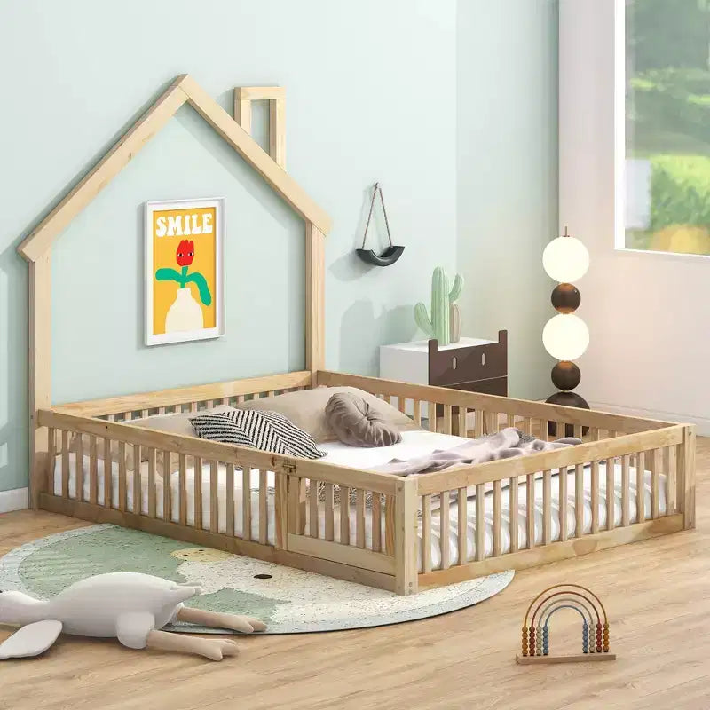 Letto a piattaforma a casetta a grandezza naturale con spondina, in legno massello di pino, per cameretta bambini