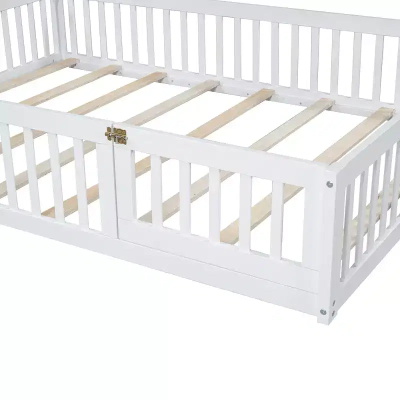 Letto a piattaforma a casetta a grandezza naturale con spondina, in legno massello di pino, per cameretta bambini