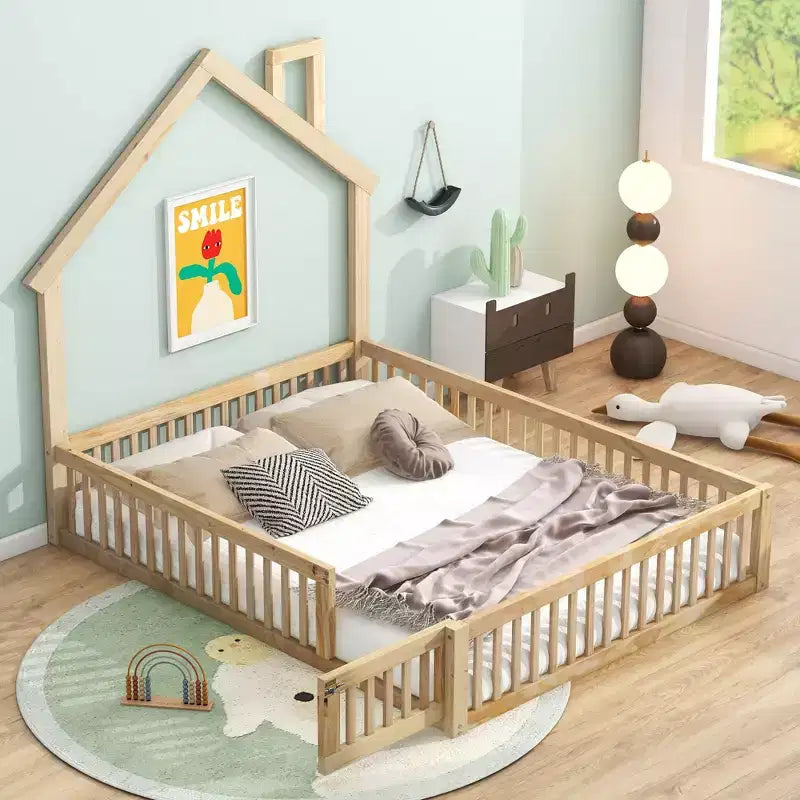 Letto a piattaforma a casetta a grandezza naturale con spondina, in legno massello di pino, per cameretta bambini