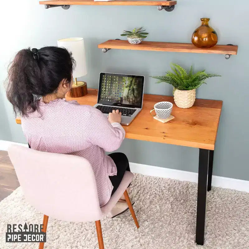 Scrivania in legno massello di cedro con gambe in metallo rialzate da 71 cm, 122x61 cm, stile industriale