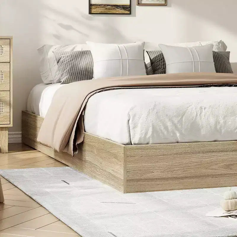 Struttura letto a piattaforma matrimoniale, doghe in legno e metallo, design minimalista, senza rete a molle