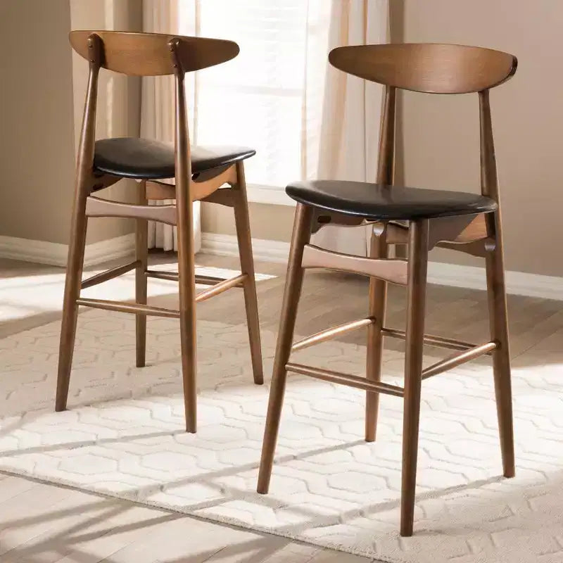 Set di sgabelli da bar HomeStock Flora Mid-Century Modern con finitura noce e rivestimento in similpelle nera