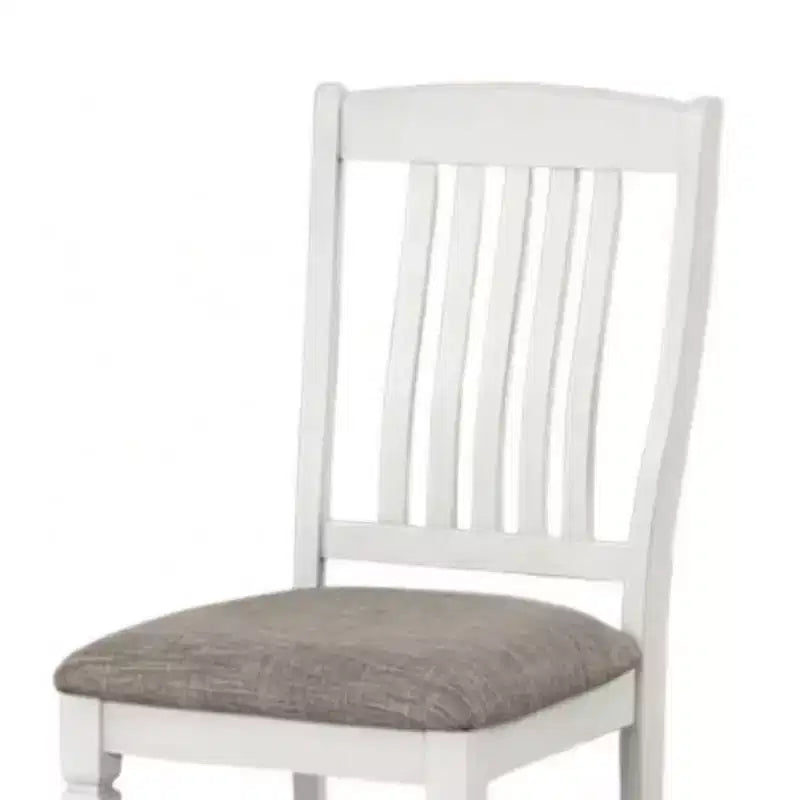 Set di 2 sedie da pranzo Royal Hampton, legno bianco rustico, tessuto grigio, schienale a doghe