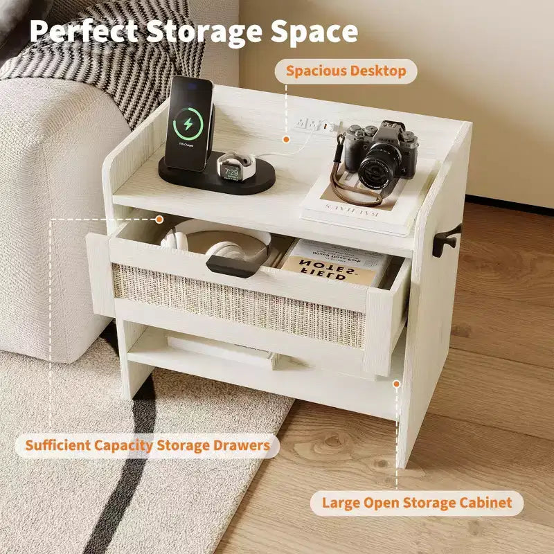 Comodino in Rattan Set da 2, Comodino con Stazione di Ricarica e Porta Type-C, Tavolino da Notte Boho con Cassetto e Ripiano Aperto, Tavolino Laterale