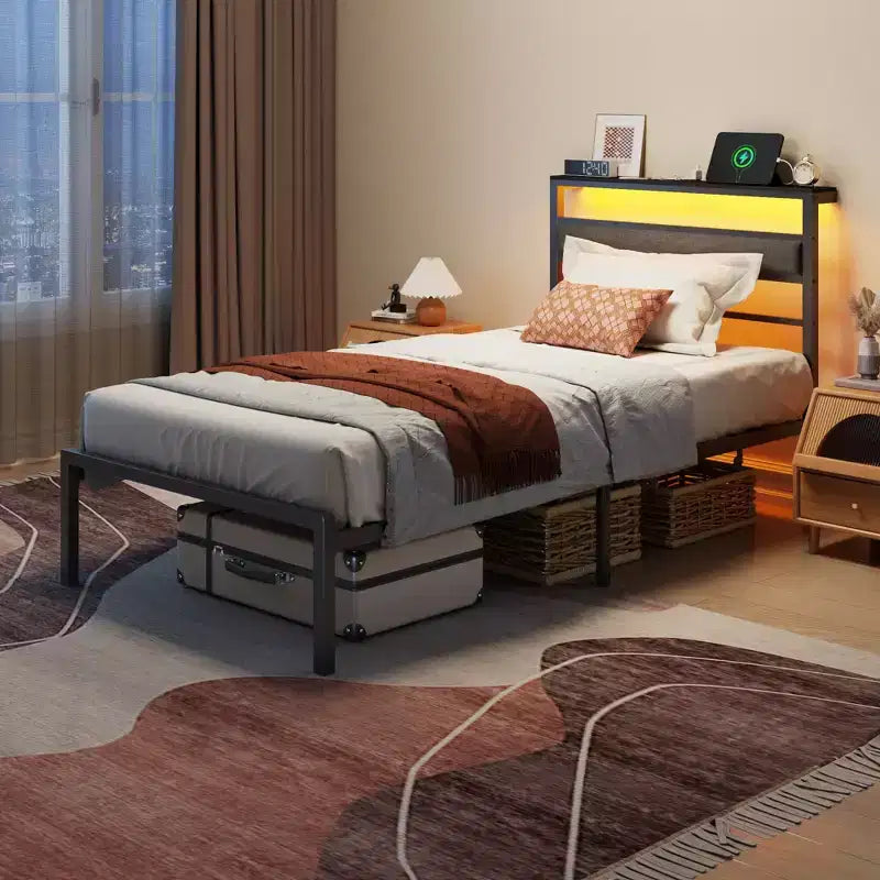 Telaio letto a piattaforma per bambini Twin Size con testiera imbottita portaoggetti Luci LED RGB Stazione di ricarica integrata Porte USB Nessuna molla richiesta Letto in metallo