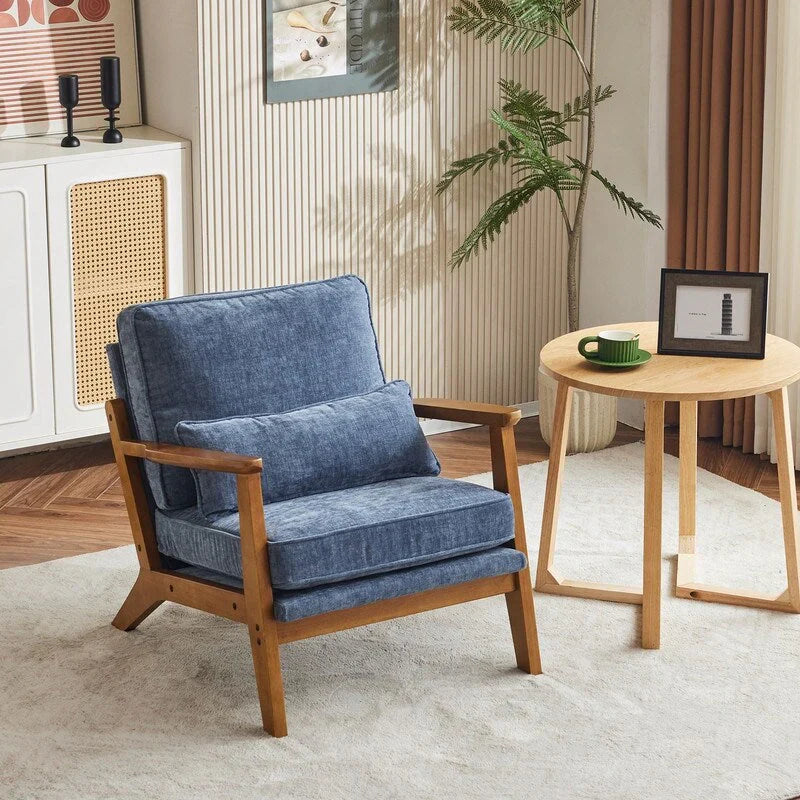 Poltrona d'accento rivestita in misto lino con gambe in legno e un cuscino, beige