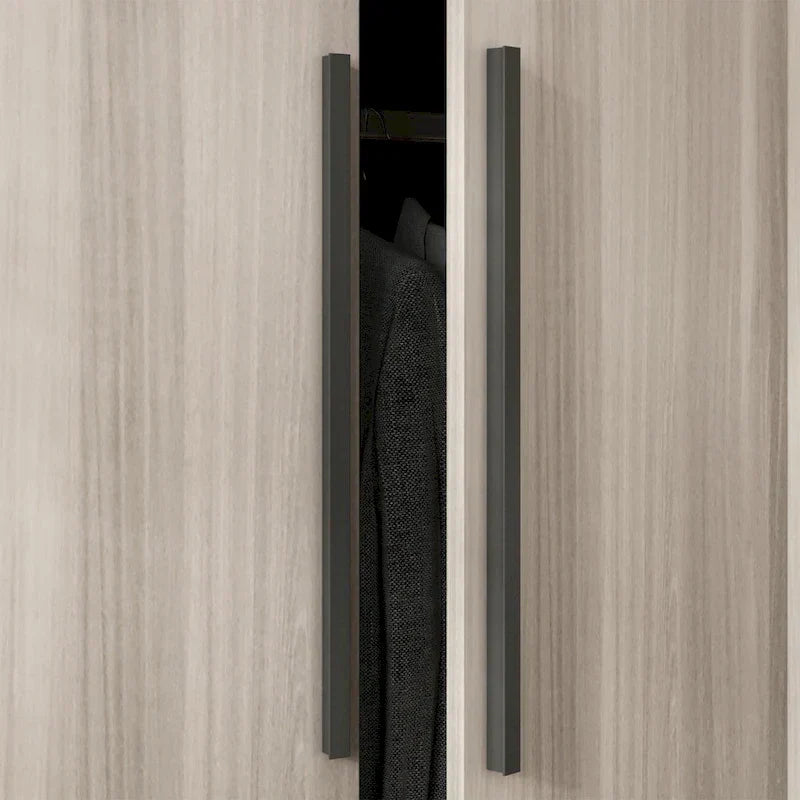Armadio moderno freestanding in legno massiccio con ripiani